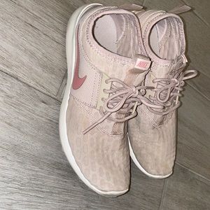 Nike shoes women size 7